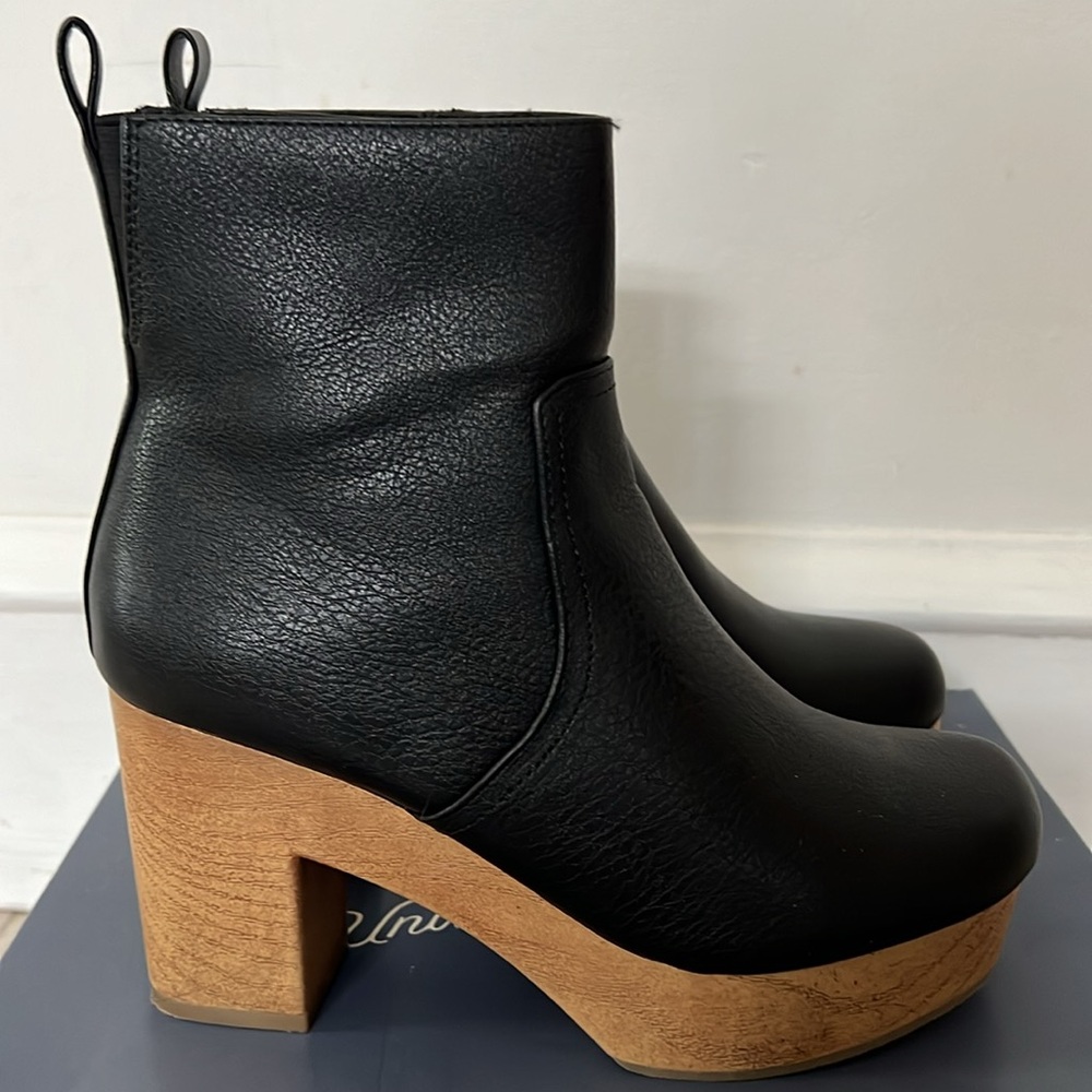 Universal thread baggy ankle boot size 6.5